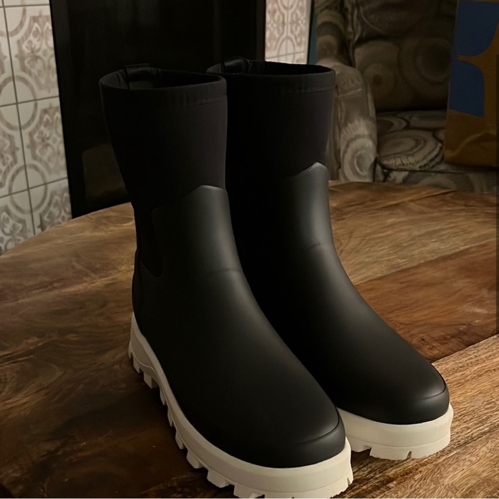 NWOT Black & White Hunter City Explorer Short Boots
Size 10